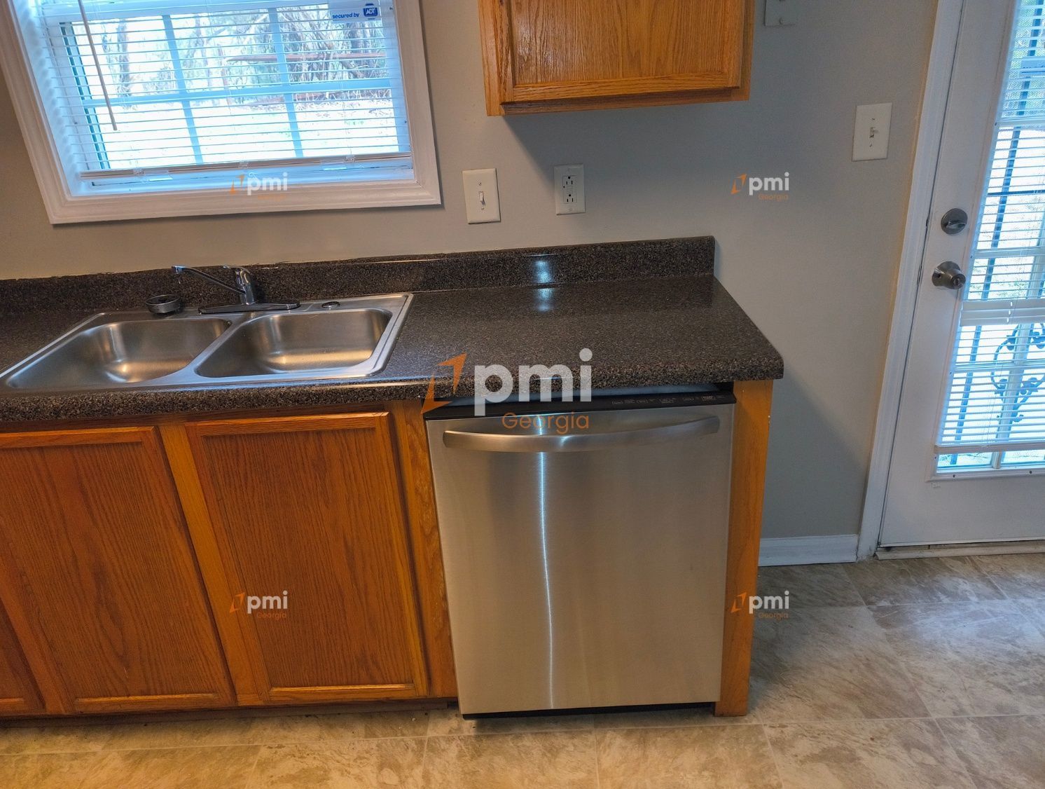 Stunning 3 Bedroom Home in Union City, Ga! property image