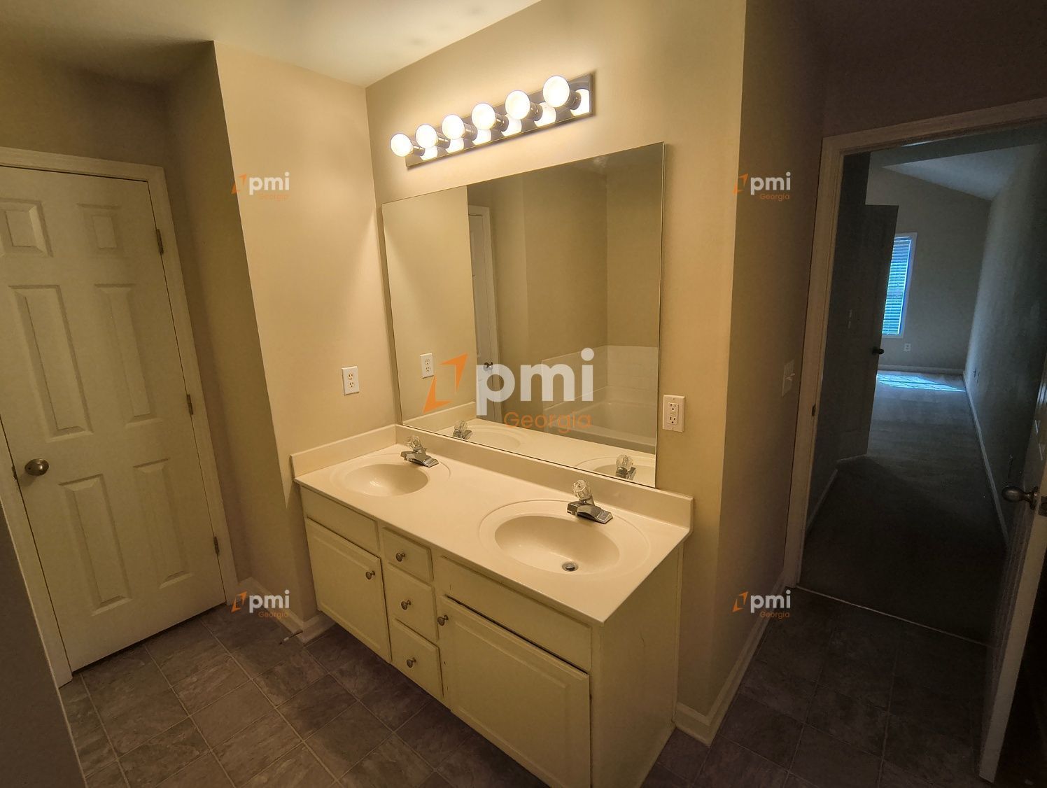 Stunning 3 Bedroom Townhouse in Suwanee, Ga! property image